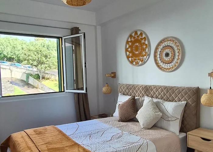 Spacious Bright With Ocean Views