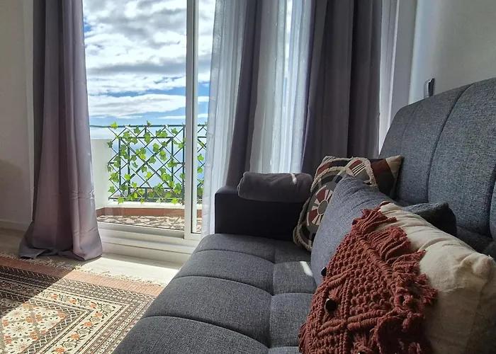Spacious Bright With Ocean Views